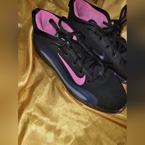 Nike IsoFly Basketball Shoe - Kids